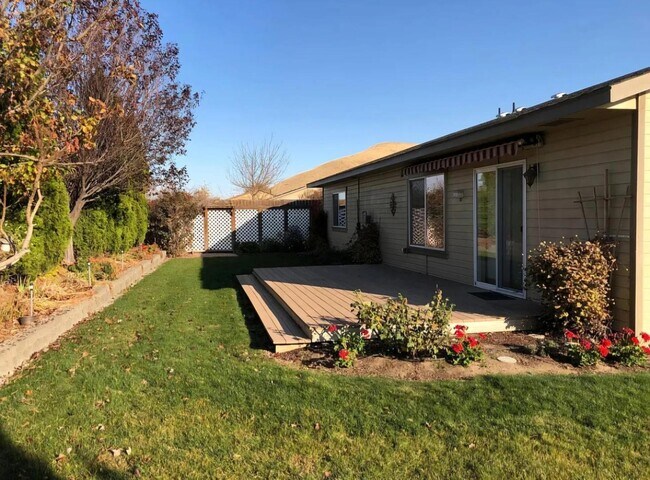 Building Photo - 212 SW Malibu Dr