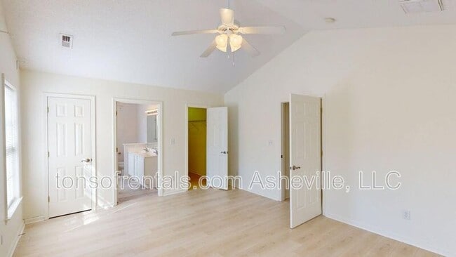 Building Photo - 342 Meadow Pathway Dr