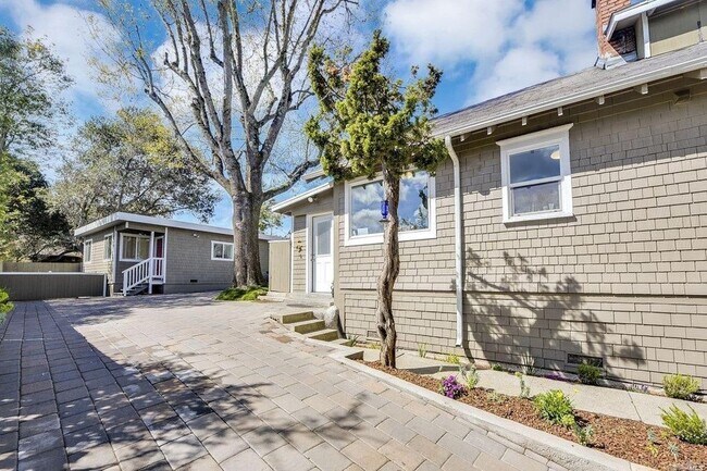 Building Photo - 1385 Sir Francis Drake Blvd
