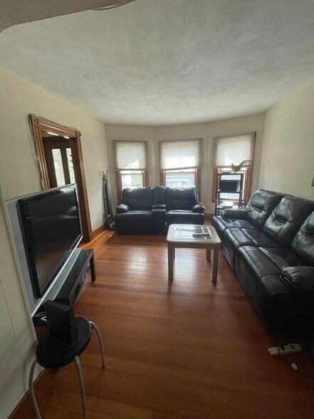 Building Photo - 60 Willow Ave