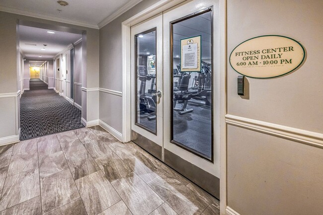 Building Photo - Beautiful 2 Bedroom, 2 Bath Condo In The H...