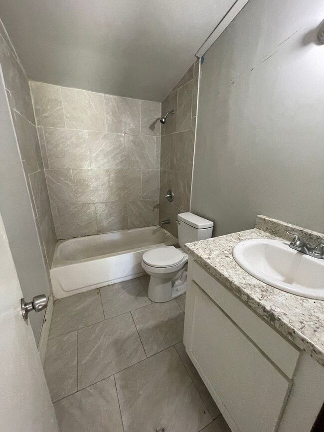Building Photo - Remodeled Union Park 2 Bedroom House