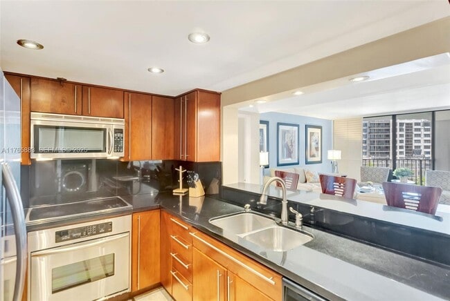 Building Photo - 520 Brickell Key Dr
