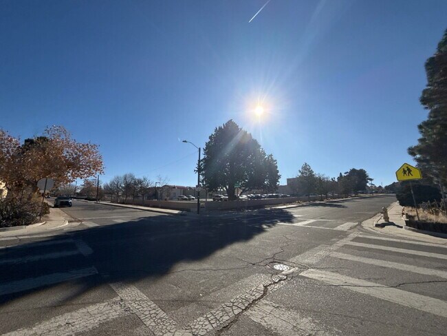 Building Photo - Hidden gem in Ridgecrest! Studio apartment! Move-in special!