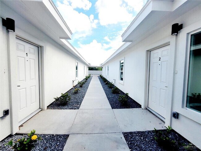 Building Photo - 12 Frio Ave
