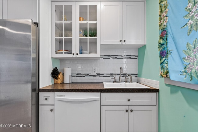 Building Photo - 211 Lareine Ave