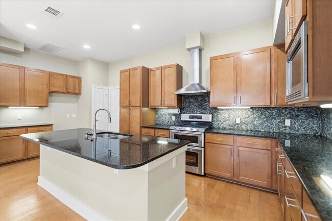 Building Photo - 2520 Bluebonnet Ln