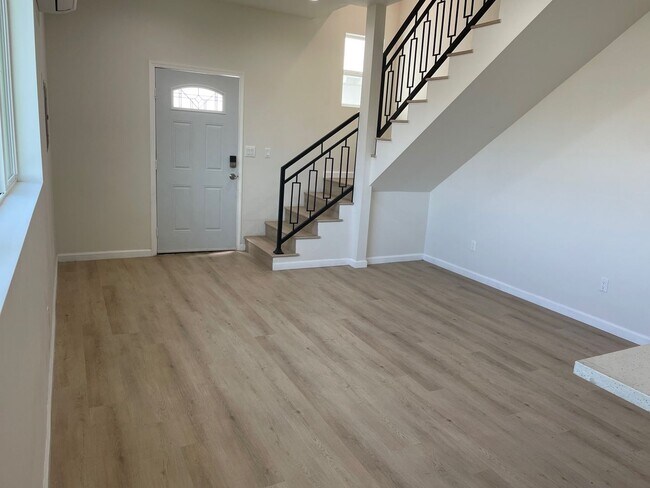 Building Photo - 1 Month Free! Luxury 4 Bedroom Home in Echo Park!
