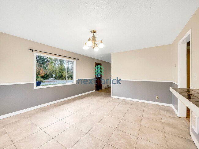 Building Photo - 3 Bed and 1 Bath Single-family Home Availa...