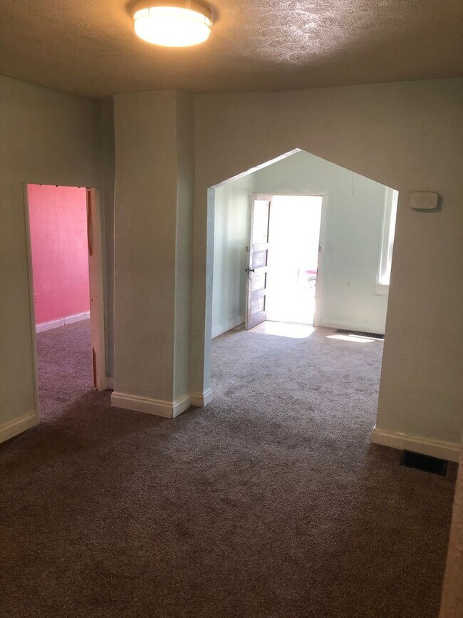 Building Photo - Looking for great tenants for this 2 bedroom house