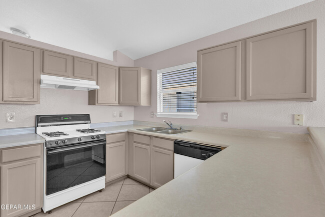 Building Photo - 11868 Oak Crossing Dr