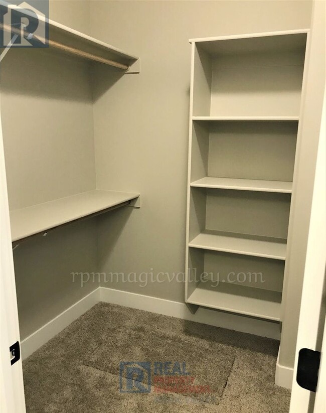 Building Photo - Beautiful 3 bedroom, 2 bath Available 7/8/...