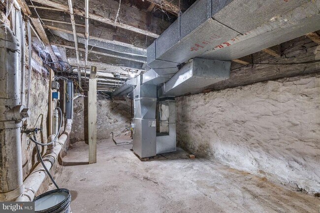 Building Photo - 1402 W 3rd St