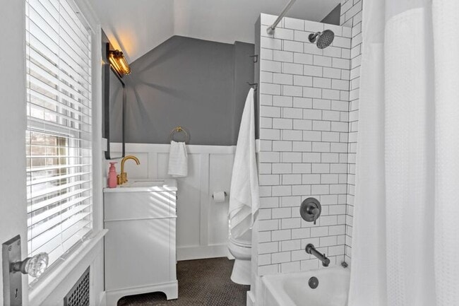 Building Photo - 1511 Hamlet St