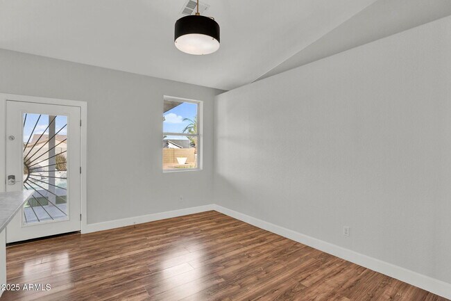 Building Photo - 8406 W Dahlia Dr