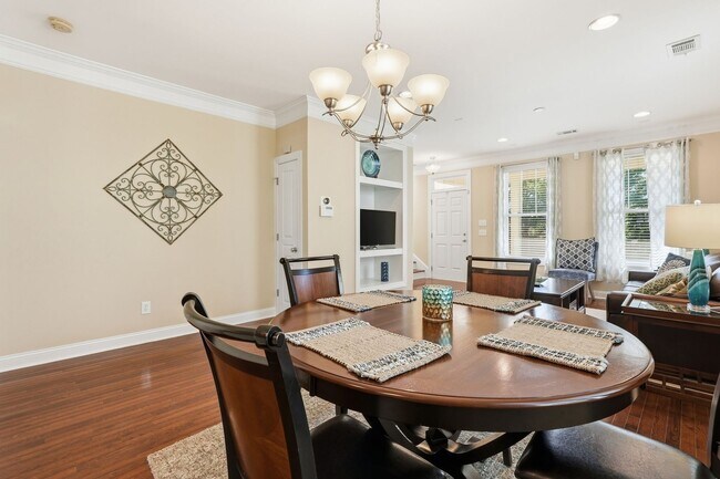 Building Photo - 313 Lakeview Dr