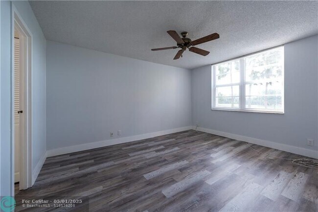 Building Photo - 250 Jacaranda Dr