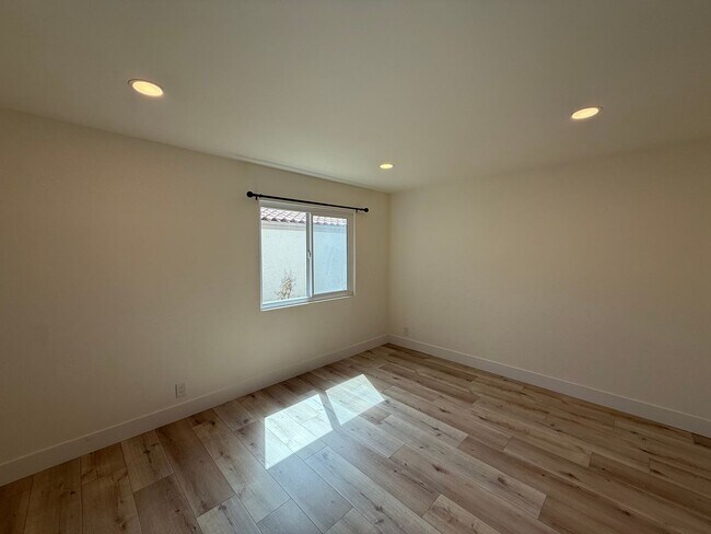 Building Photo - Stunning 2B/2.5BA Townhome in Carlsbad w/ ...