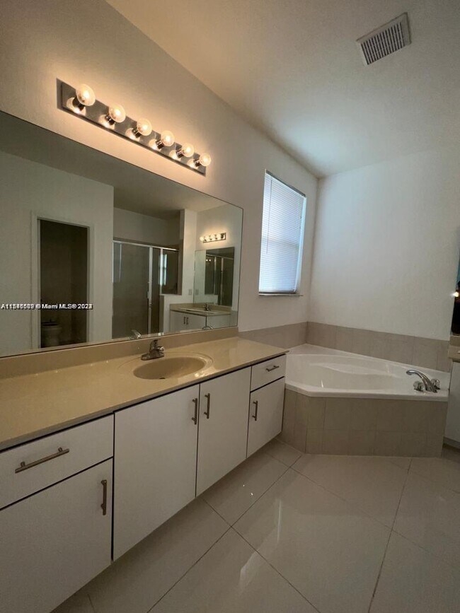 Building Photo - 11300 NW 74th Terrace