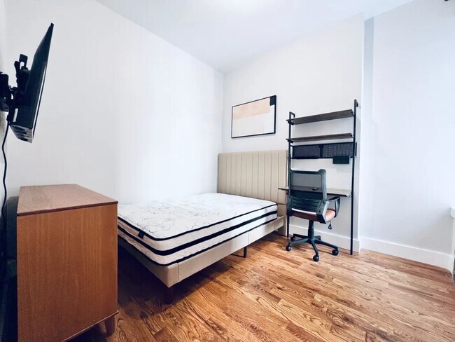 Building Photo - Furnished room/NOT APARTMENT