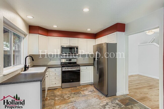 Building Photo - Elegant 3-Bedroom Home Steps from Nature