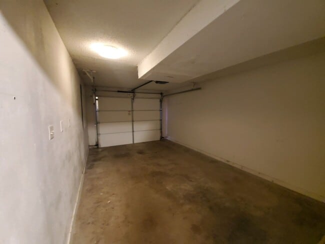 Building Photo - Pet friendly split-level 3 bedroom, 1 bathroom bi-attached home!