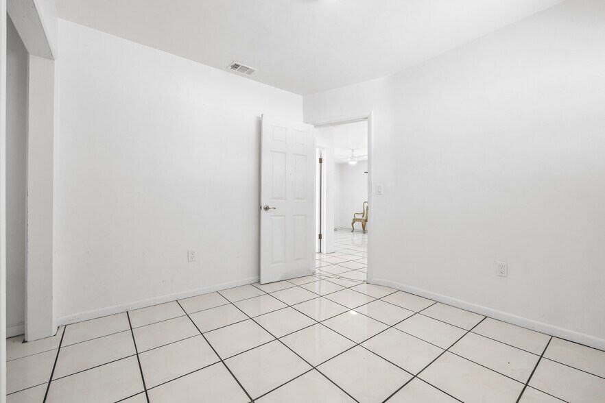 Building Photo - 311 N Arcadia Ave
