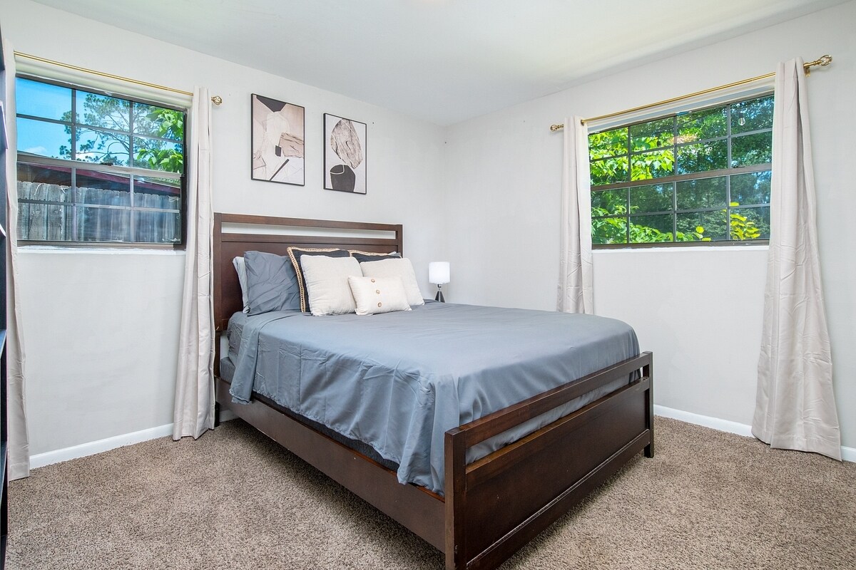 Building Photo - 2233 La Valle Dr