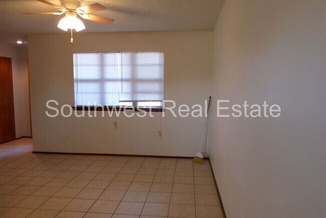 Building Photo - Spacious 2 bedroom 1 bath with a fireplace!
