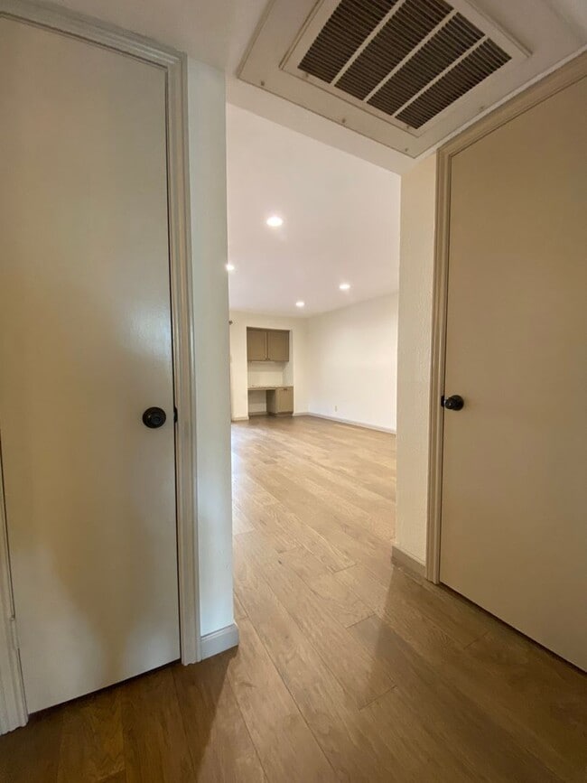Building Photo - Country Hollow Condominiums