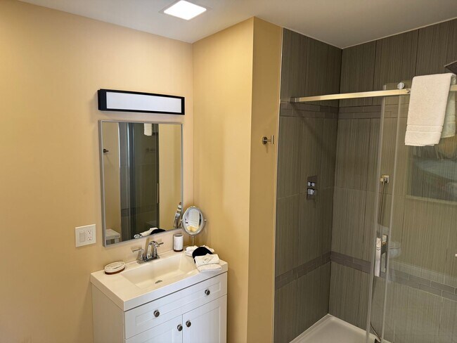 Building Photo - LUXURY!!!!!!