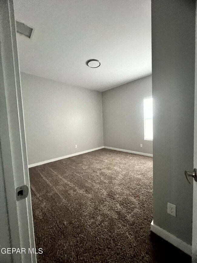 Building Photo - Open floor plan. 4 Bedrooms, 2.5 baths, 2 ...