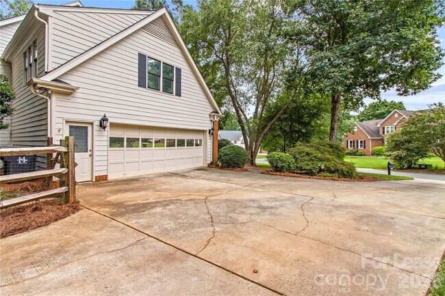 Building Photo - 9033 Pennyhill Dr