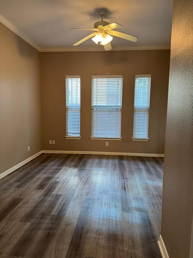 Building Photo - 524 Alcalde St