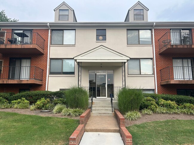 Primary Photo - Cozy Leesburg condo for rent with balcony