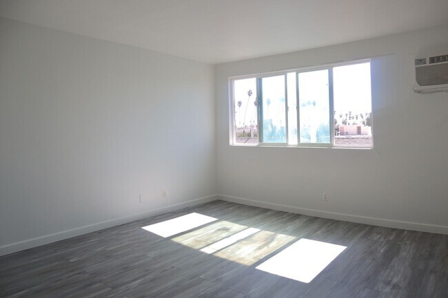 Building Photo - Bachelor Studio in Heart of Koreatown!