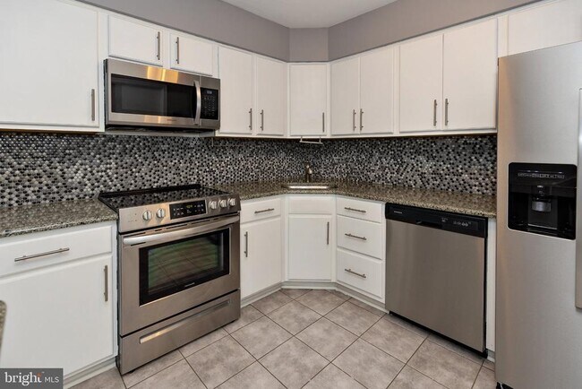 Building Photo - 10 Sumac Ct