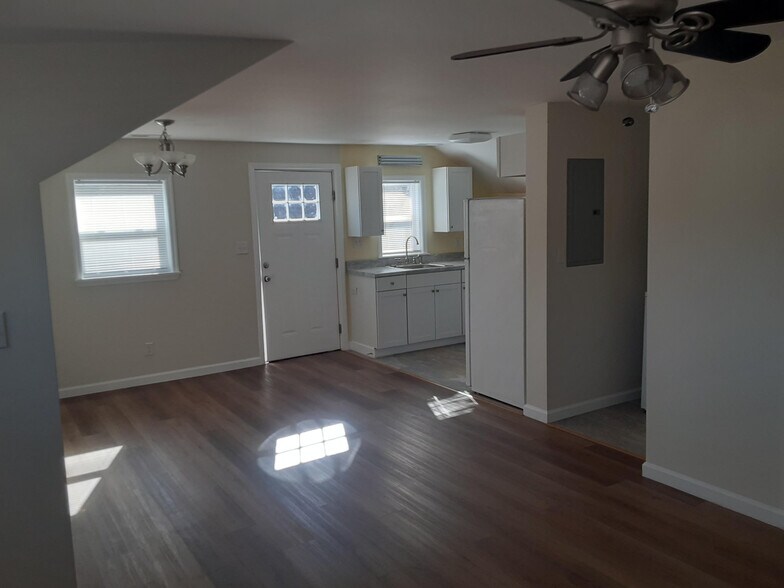 Building Photo - 435 N Cypress St