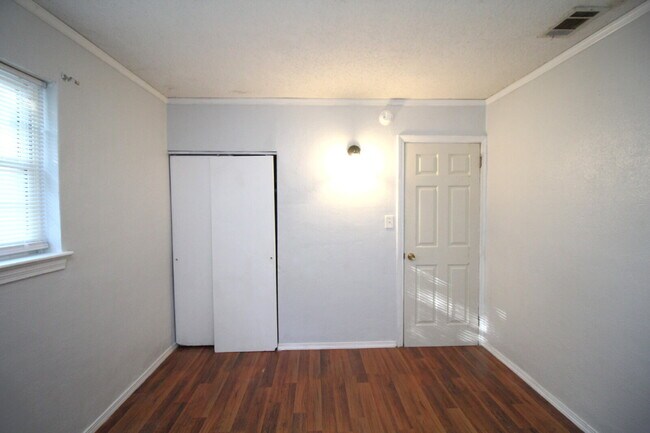 Building Photo - 3BR/2BA Home with Bonus Room & Fenced Yard...