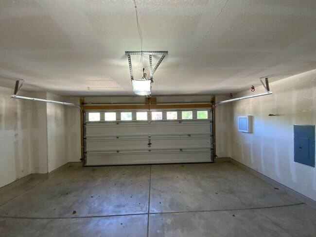 Building Photo - 3 Bedroom Single Story Home Available Near...