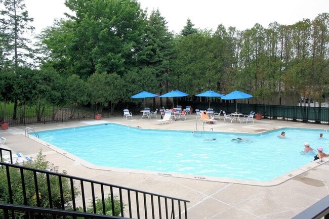 Building Photo - Updated End-Unit Condo in Earhart Village – Prime Location!