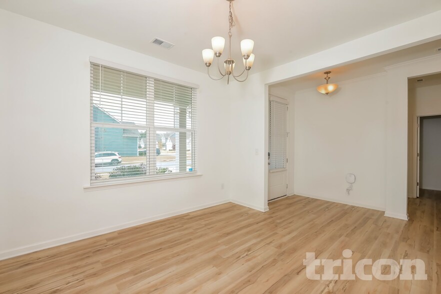 Building Photo - 213 Everett Sq