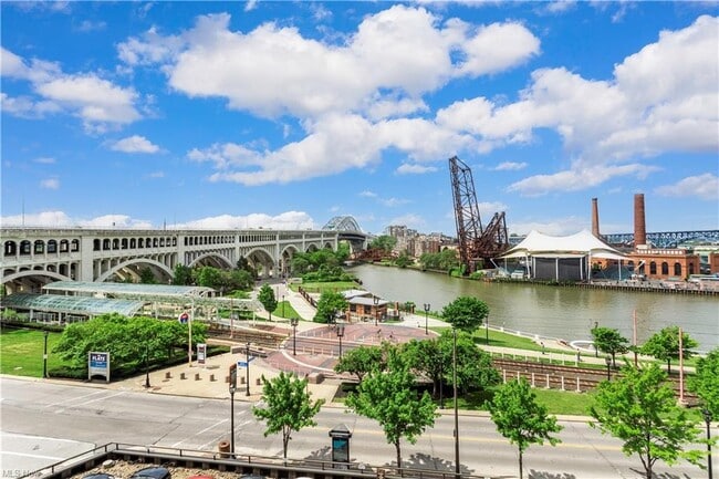 Building Photo - 1444 W 10th St