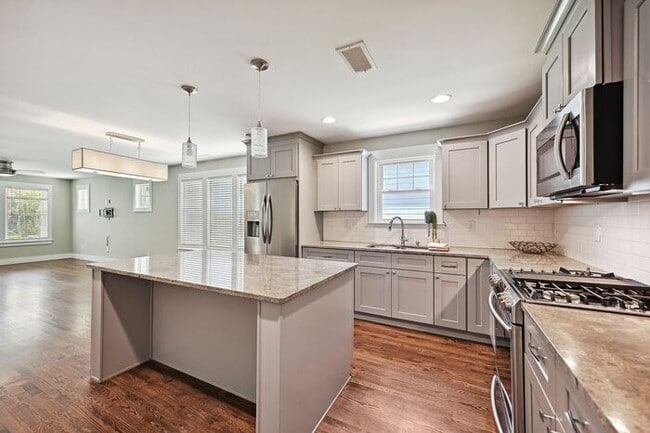 Building Photo - Charming 3BD/2BA Bungalow in Druid Hills!