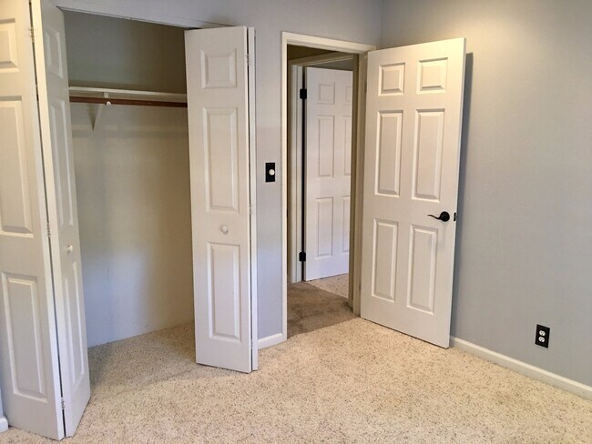 Building Photo - 131 Fountainhead Ct