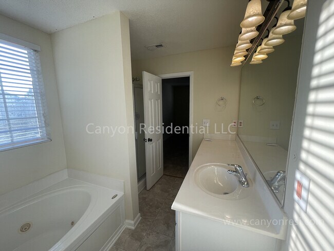 Building Photo - 500 Rockbridge Dr