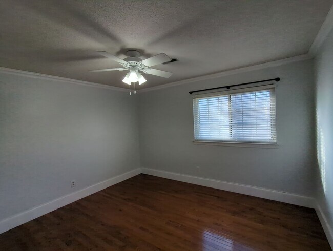 Building Photo - 513 Woodcroft Dr