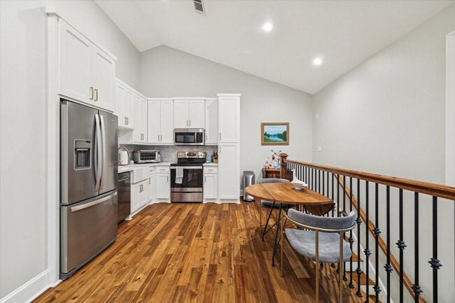 Building Photo - 1030 Waverly St