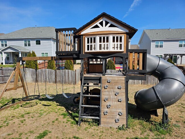 Building Photo - 819 Queenshire Ln