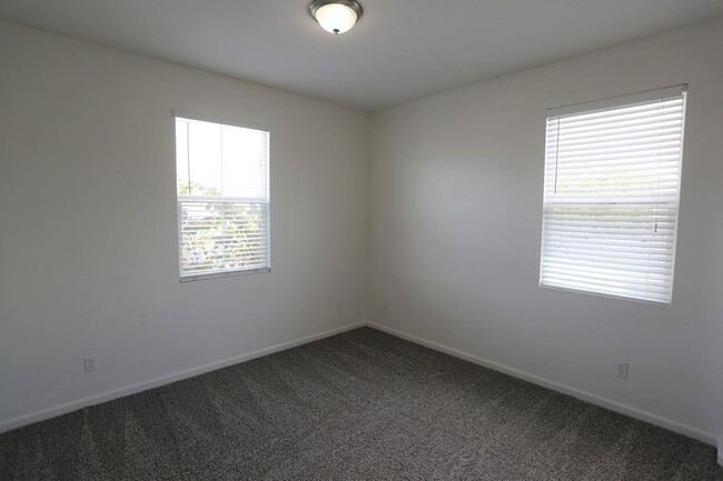 Building Photo - Spacious family home